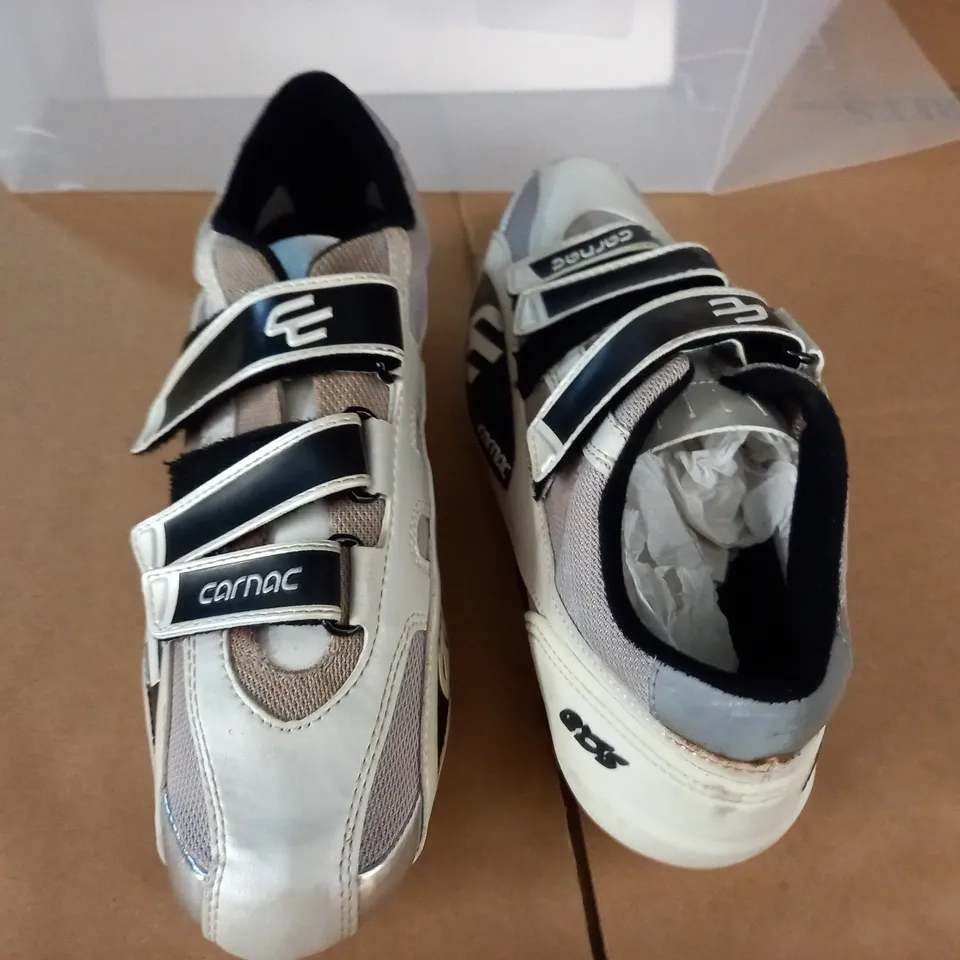 PAIR OF CARNAC EOS CYCLING SHOES IN WHITE SILVER BLACK - FR 43 US 10