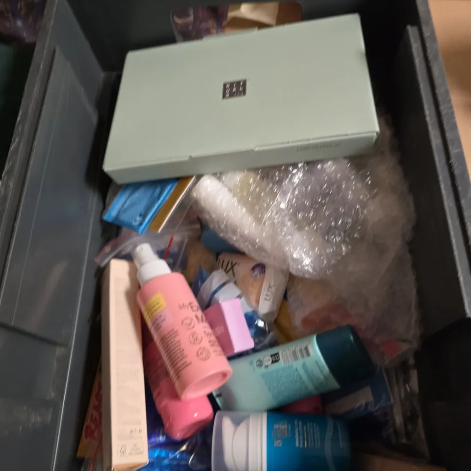 APPROXIMATEY 20 ASSORTED HEALTH AND BEAUTY PRODUCTS TO INCLUDE - LAURA ASHLEY HAND WASH - CANTU FOR KIDS DETANGLING CONDITIONER AND GILLETTE GII PLUS BLADES