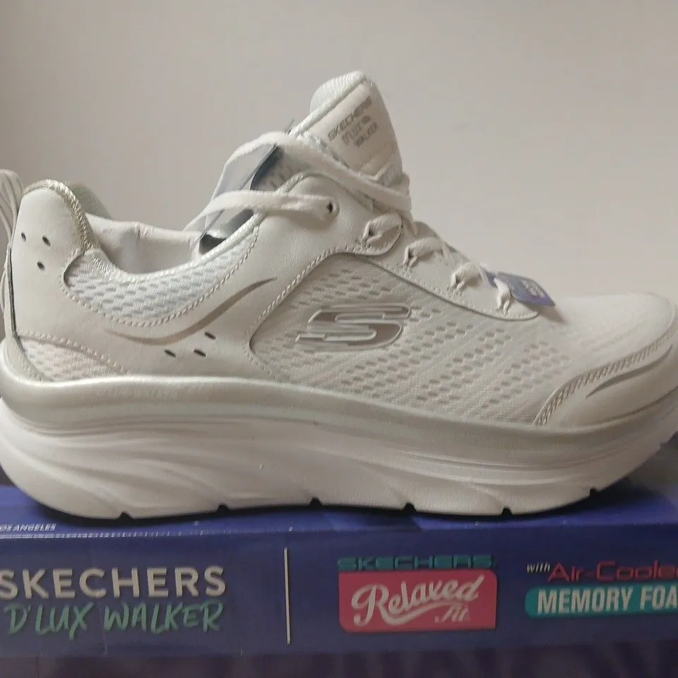 BOXED PAIR OF SKECHERS D'LUX WALKER WOMEN'S TRAINERS - UK 8