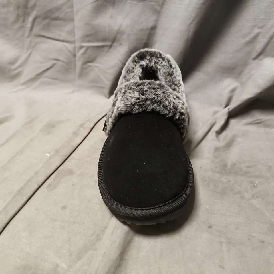 PAIR OF HUSH PUPPIES SLIPPERS IN BLACK/GREY SIZE 8