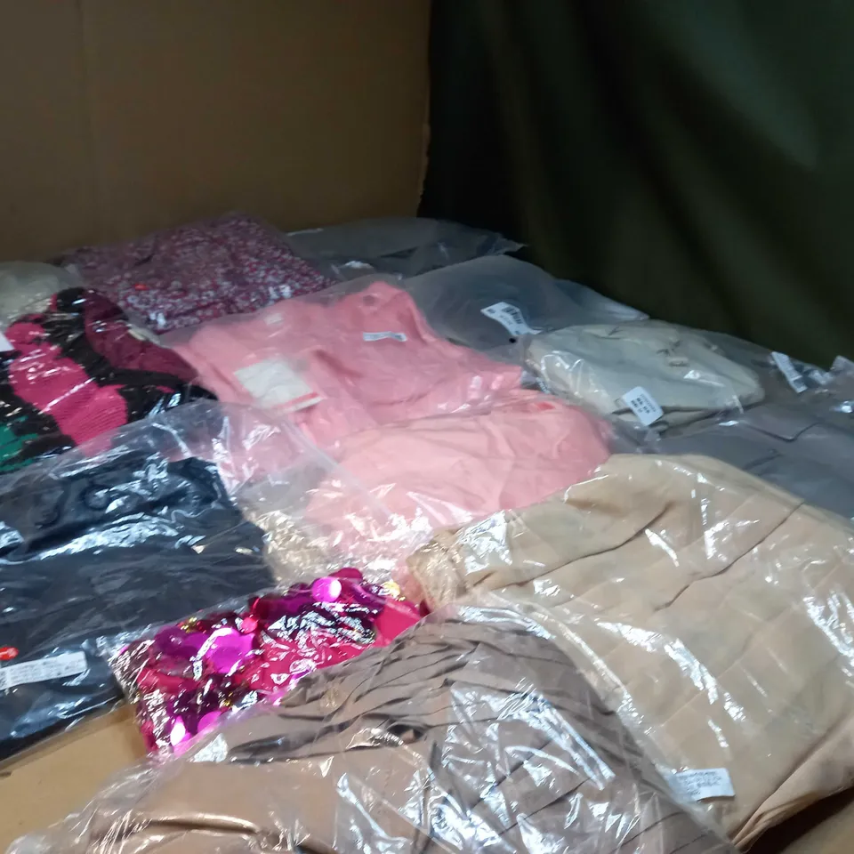 LOT OF APPROX 25 ASSORTED CLOTHING ITEMS VARYING IN SIZE/COLOUR/STYLE TO INCLUDE: TROUSERS, TOPS, DRESSES
