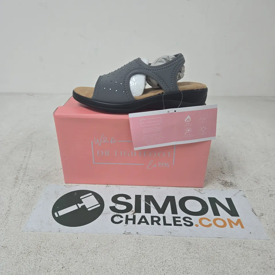 GREY KIDS' SANDAL WITH RHINESTONE DETAILING (VERIFY MODEL) SIZE 5