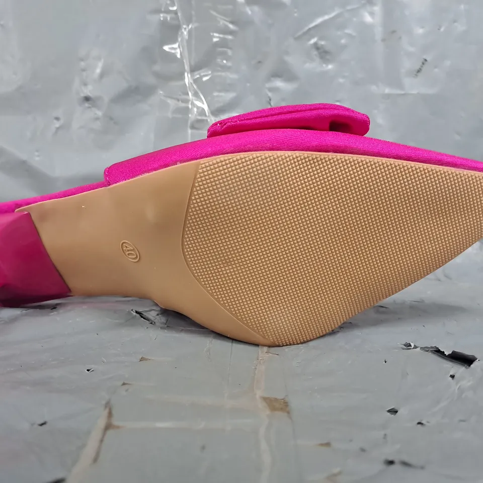 BOXED PAIR OF UNBRANDED POINTED TOE HEELED SLINGBACK SANDALS IN FUCHSIA W. BOW DETAIL SIZE EU 40