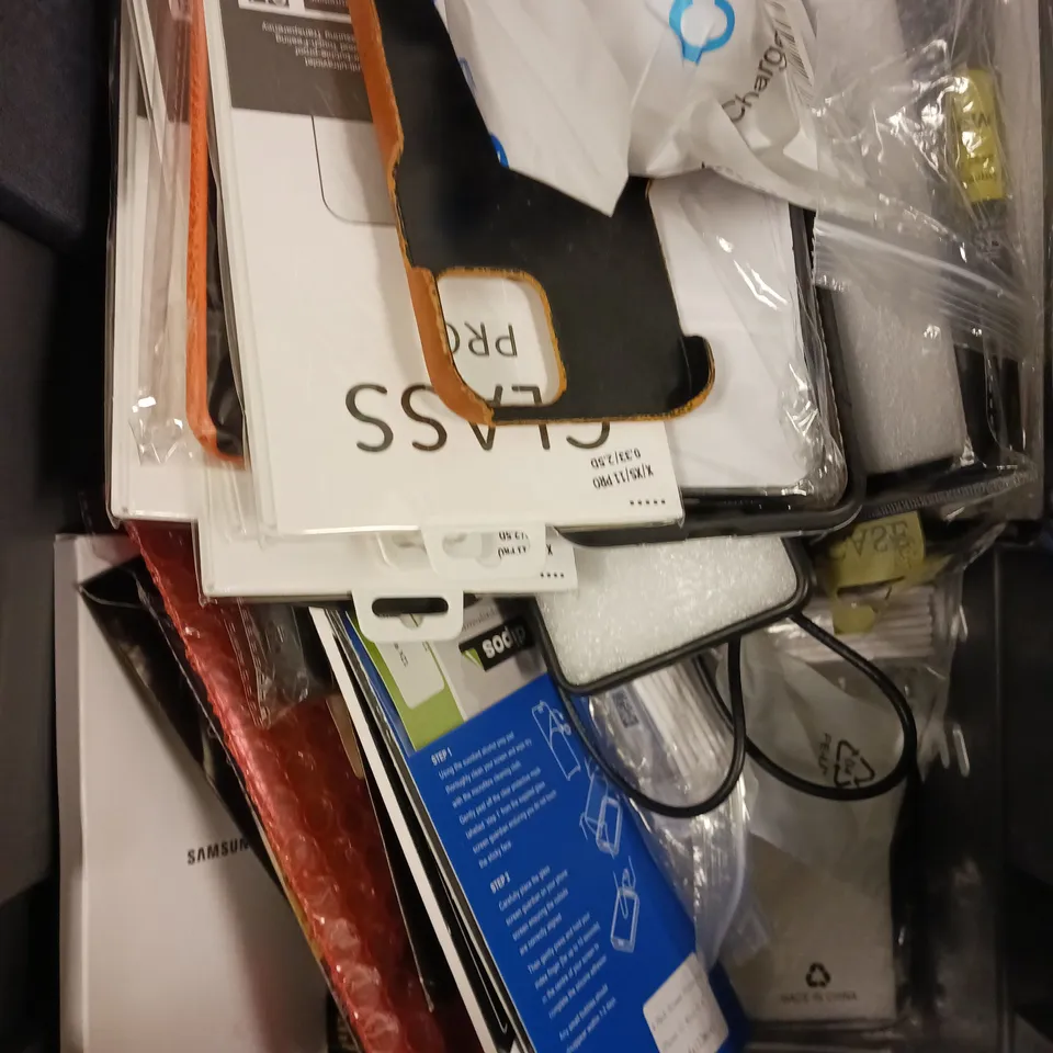 APPROXIMATELY 25 ASSORTED SMARTPHONE ACCESSORIES TO INCLUDE PROTECTIVE CASES, CHARGING CABLES, SCREEN PROTECTORS ETC 
