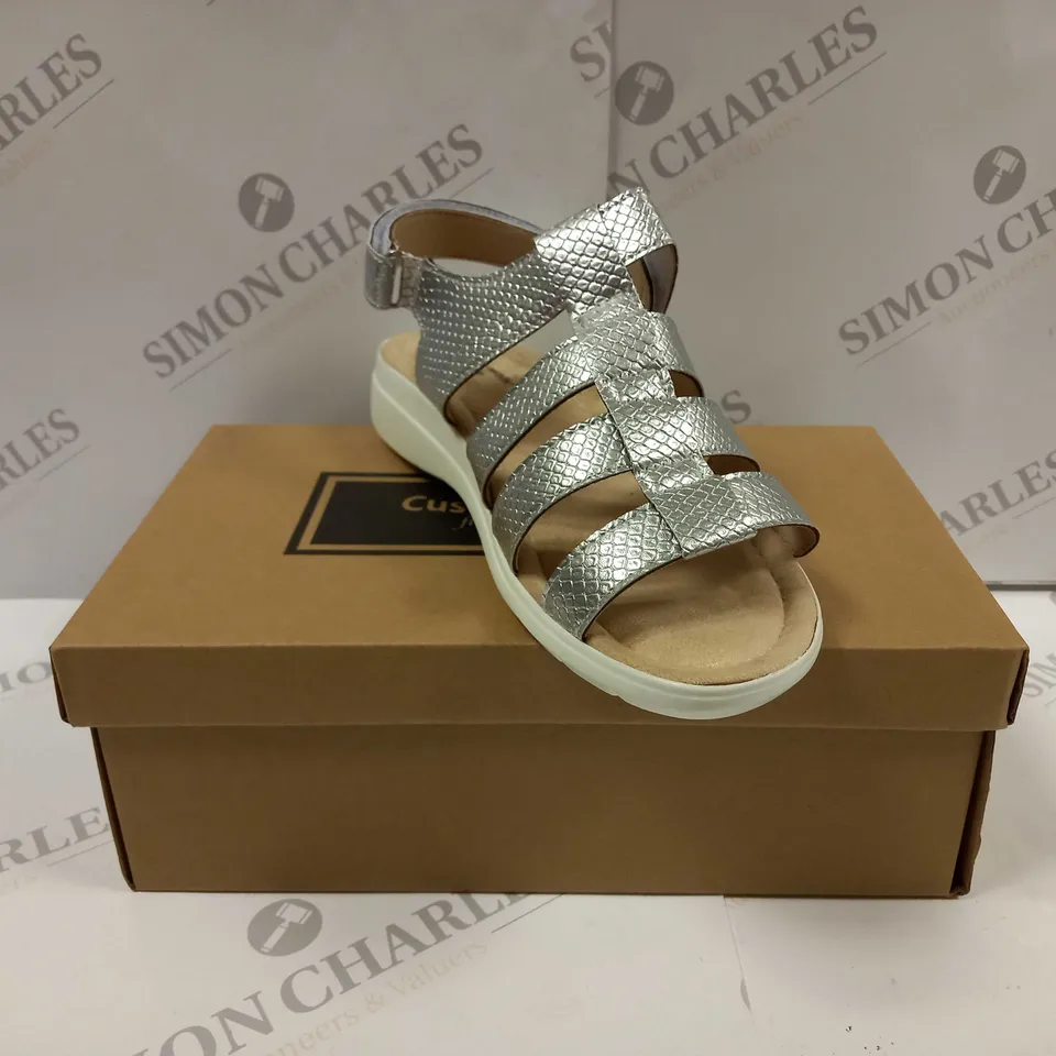 BOXED PAIR OF CUSHION WALK ONE TOUCH CLOSE SANDALS IN SILVER - SIZE 7