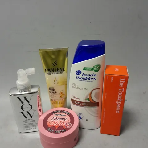 APPROXIMATELY 20 ASSORTED HEALTH & BEAUTY ITEMS TO INCLUDE - HEAD & SHOULDERS SHAMPOO, PANTENE INTENSIVE TREATMENT AND SOAP & GLORY BODY BUTTER