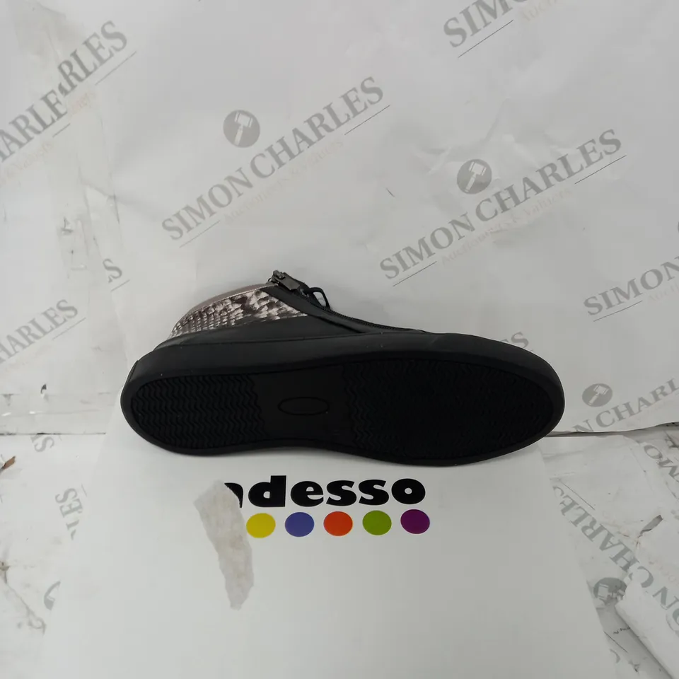 BOXED ADESSO LUNA ZIP TRAINERS, BLACK - SIZE 8