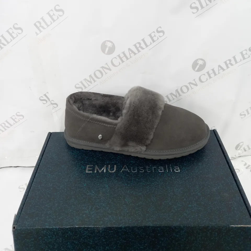 BOXED PAIR OF EMU AUSTRALIA GREY FLUFF SLIPPER SIZE 5