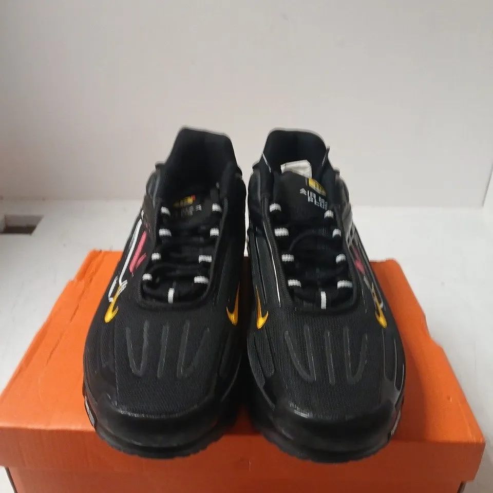 BOXED PAIR OF NIKE AIR MAX PLUS III – MEN'S UK 9