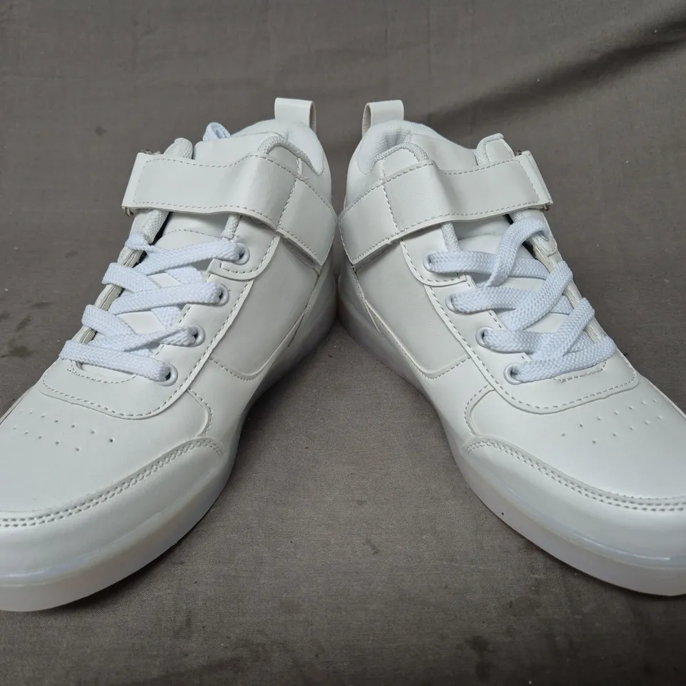 BOXED PAIR OF UNBRANDED SHOE SIN WHITE SIZE EU 39