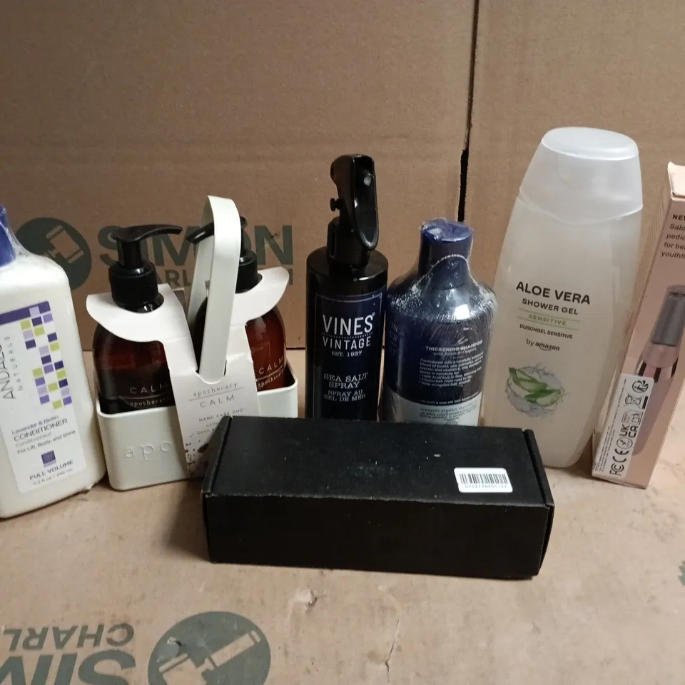 APPROXIMATELY 15 ASSORTED HEALTH & BEAUTY PRODUCTS TO INCLUDE ANDALOU NATURALS CONDITIONER, ALOE VERA SHOWER GEL, APOTHECARY CALM HAND CARE, ETC - COLLECTION ONLY