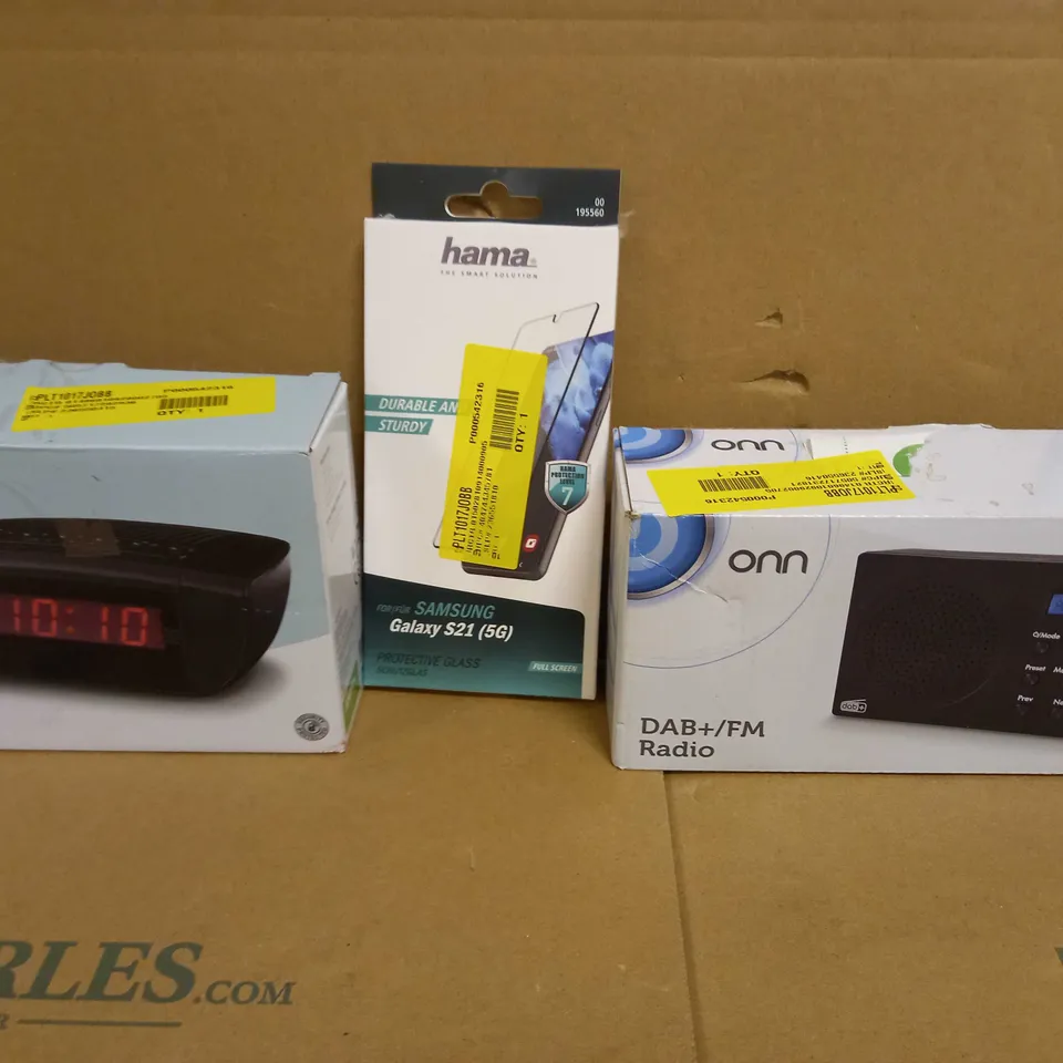 BOX OF APPROXIMATELY 15 ASSORTED ELECTRICAL ITEMS TO INCLUDE ASDA TECH FM ALARM CLOCK, HAMA PROTECTIVE SCREEN FOR SAMSUNG GALAXY S21, ONN DAB+/FM RADIO, ETC