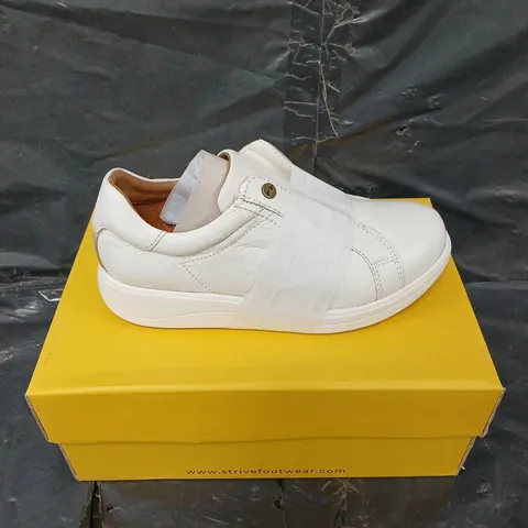 BOXED PAIR OF STRIVE COSMIC TRAINERS IN WHITE - 3