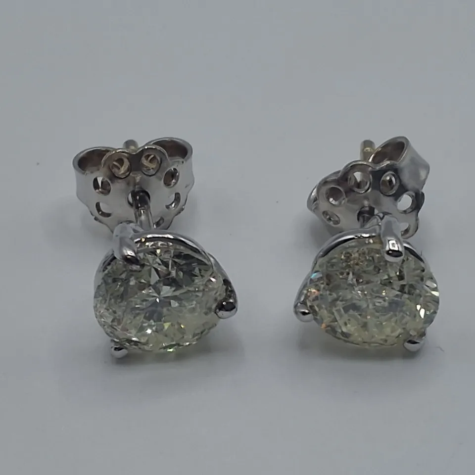 18CT WHITE GOLD STUD EARRINGS SET WITH NATURAL DIAMONDS WEIGHING +-3.09CT