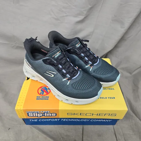 PAIR OF SKECHERS ARCH FIT GLIDE-STEP PRO SLIP-INS TRAINER - 3