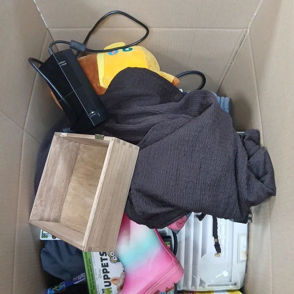 BOX OF APPROXIMATELY 10 ASSORTED ITEMS INCLUDING A RUG BY VINSANI, A CAMP ROCK DVD AND A HEY DUGGEE TEDDY