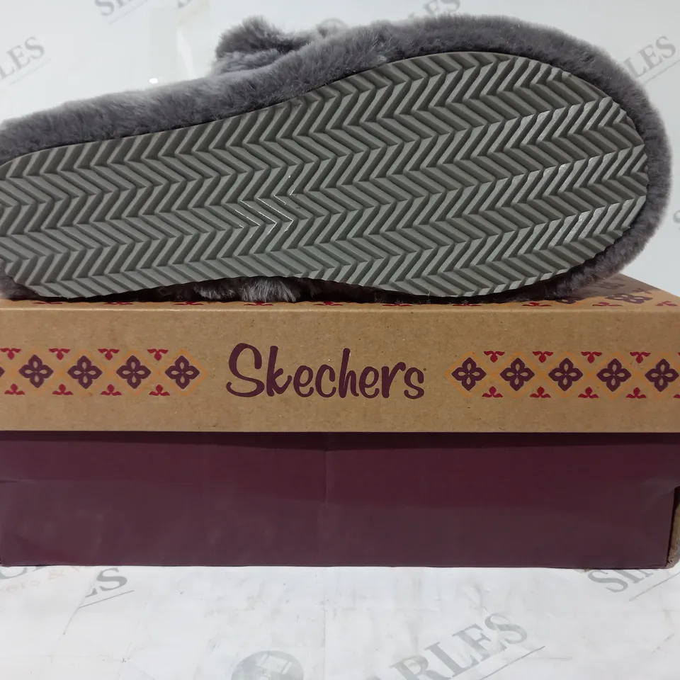 BOXED PAIR OF SKECHERS OPEN TOE SLIPPER SANDALS IN GREY SIZE 6