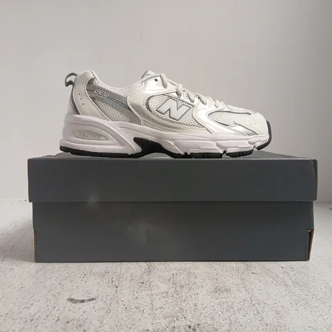 BOXED PAIR OF NEW BALANCE 530 TRAINERS IN WHITE/SILVER SIZE UK 4