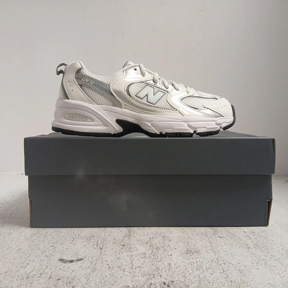BOXED PAIR OF NEW BALANCE 530 TRAINERS IN WHITE/SILVER SIZE UK 4