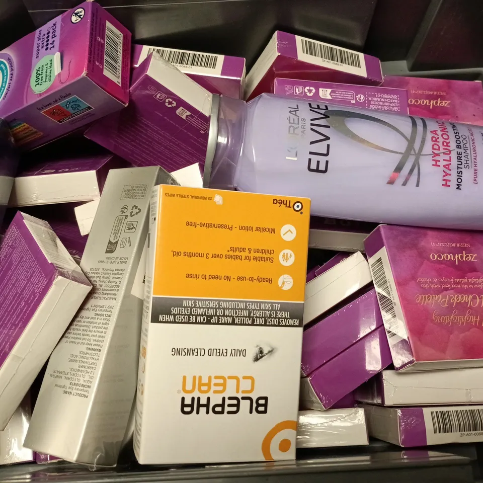 APPROXIMATELY 20 ASSORTED COSMETICS ITEMS TO INCLUDE LOREAL ELVIVE SHAMPOO, EYE AND CHEEK PALETTE, BLEPHA CLEAN, ETC