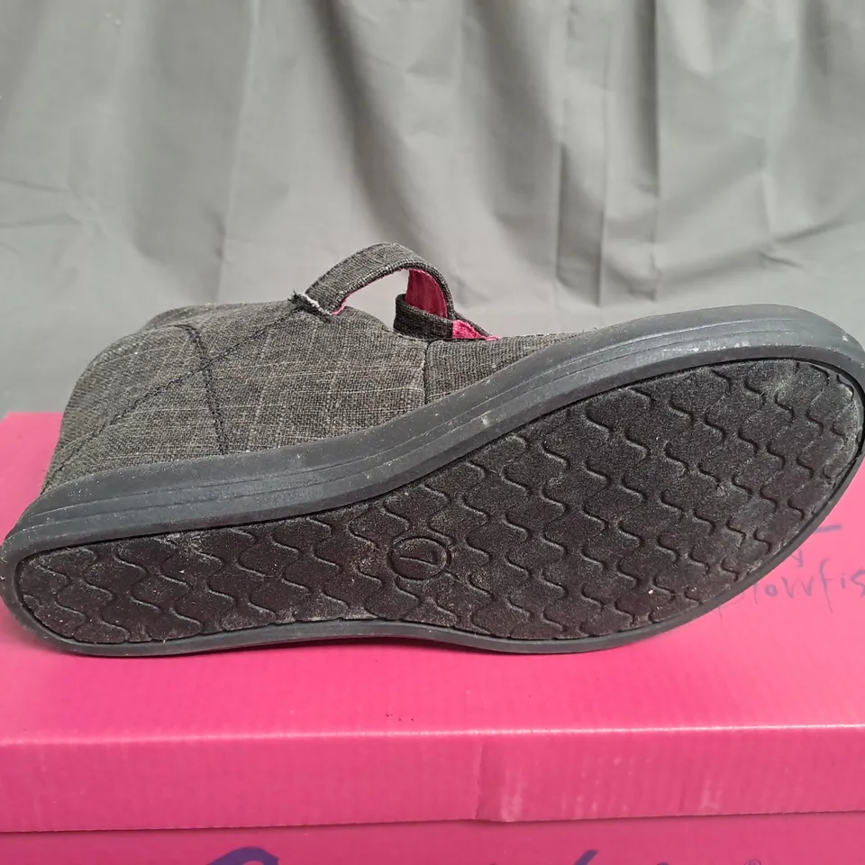 BOX OF APPROXIMATELY 12 PAIRS OF BLACK GUPPY LOVE WEDGE SHOES IN VARIOUS SIZES 