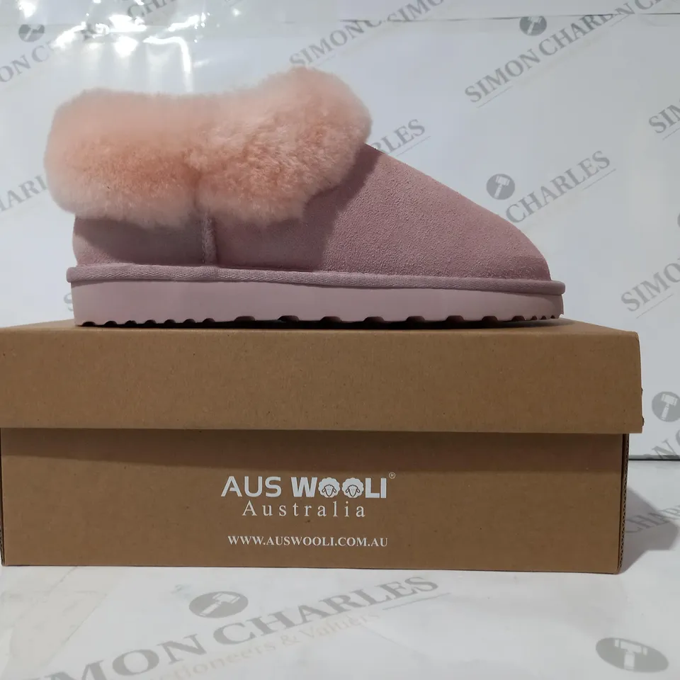 BOXED PAIR OF AUS WOOLI COOGEE SLIPPERS IN PALE PINK UK SIZE 5