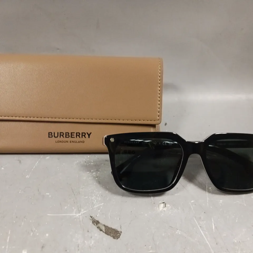 BURBERRY CARNABY SQUARE SUNGLASSES - BLACK - WITH CARRY CASE & BOX
