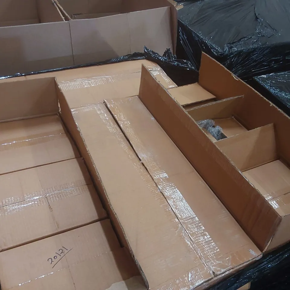 PALLET CONTAINING A VERY LARGE QUANTITY OF BEE BASKETS ECT