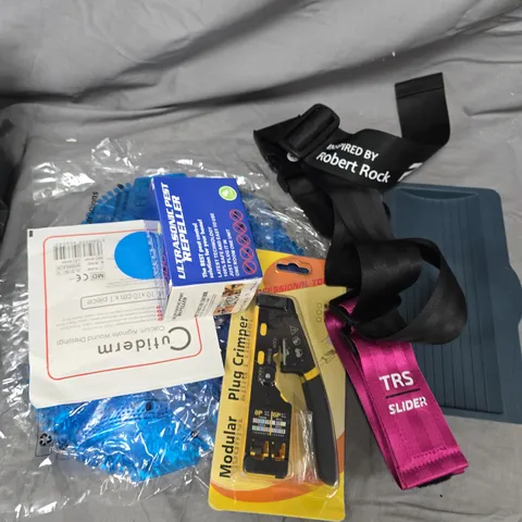 BOX OF ASSORTED ITEMS TO INCLUDE - SEAT BELT - KNEE BRACE - MODULAR PLUG CRIMPER 