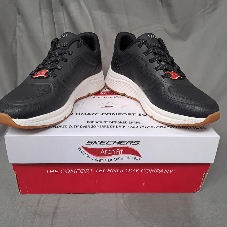 BOXED PAIR OF SKECHERS ARCH-FIT SHOES IN BLACK SIZE 6