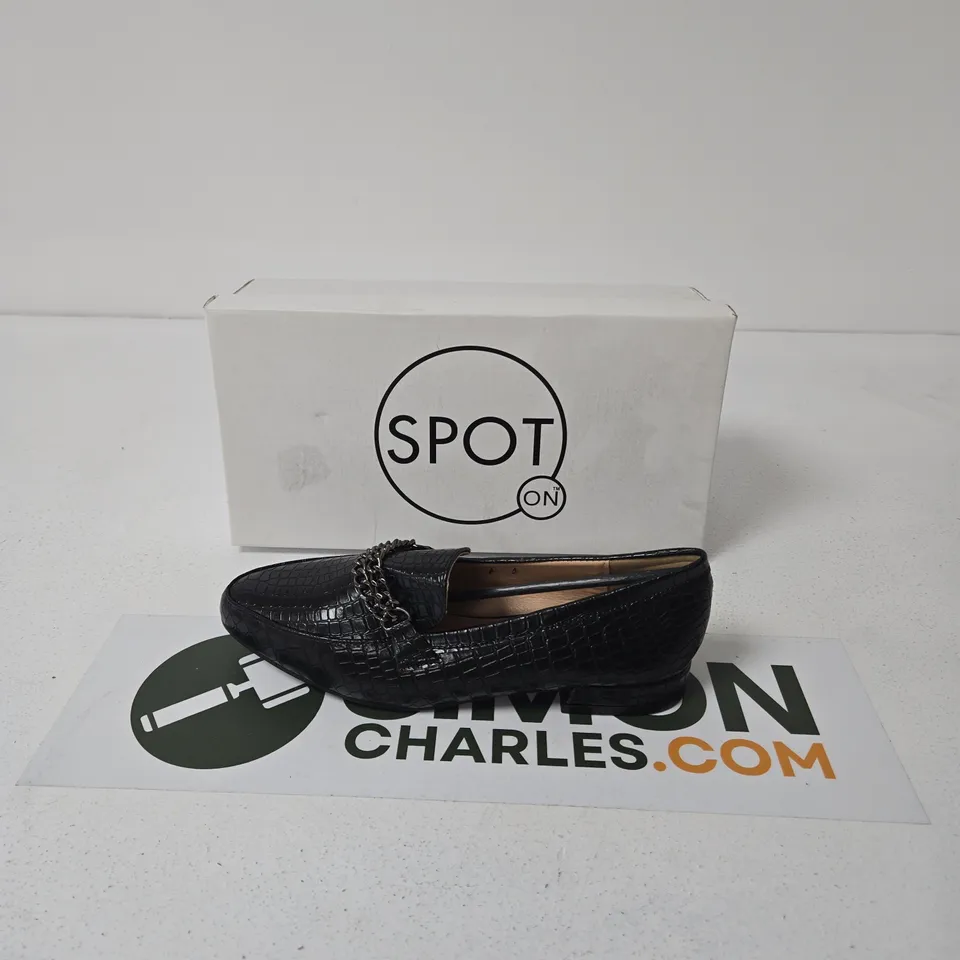 SPOT ON WOMEN'S BLACK CROCODILE-PATTERN LOAFERS - UK SIZE 3