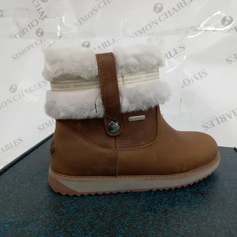 BOXED EMU ALL WEATHER SCOTT WATERPROOF SHEEPSKIN ANKLE BOOTS, brown - SIZE 6
