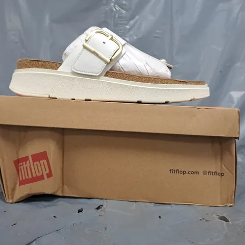 BOXED PAIR OF FITFLOP ROE-POST BUCKLE SANDALS IN WHITE SIZE UK 7