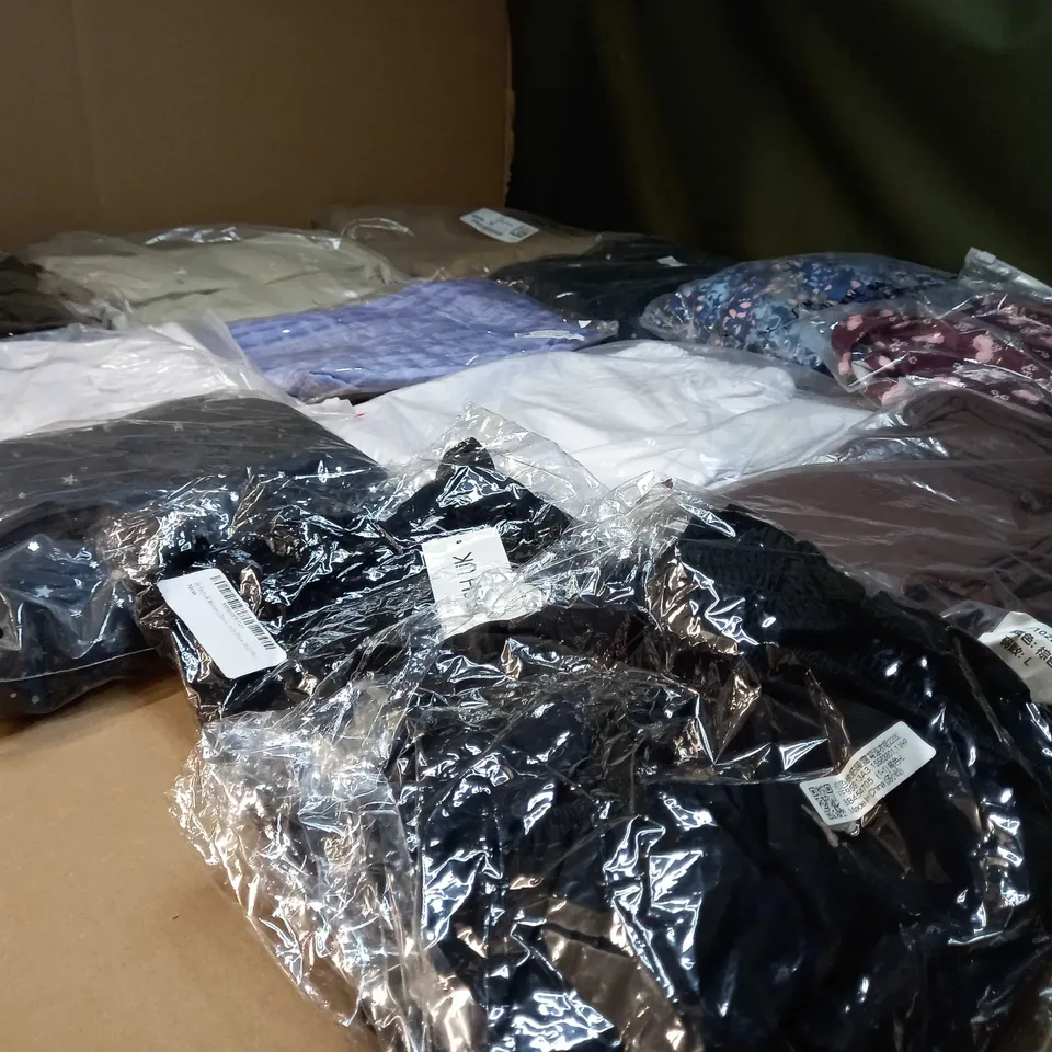 LOT OF APPROX 25 ASSORTED CLOTHING ITEMS VARYING IN SIZE/COLOUR/STYLE TO INCLUDE: TROUSERS, TOPS, DRESSES