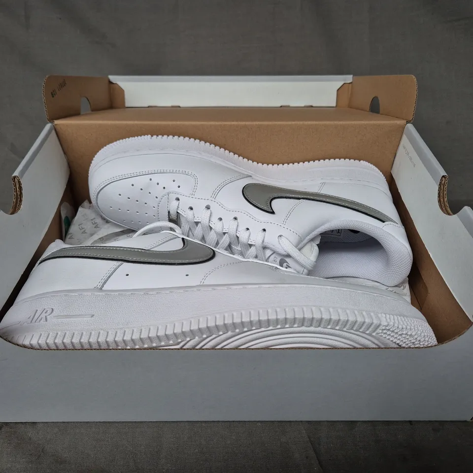 BOXED PAIR OF NIKE WOMEN'S AIR FORCE 1 '07 ESS SHOES IN WHITE/METALLIC SILVER UK SIZE 8.5