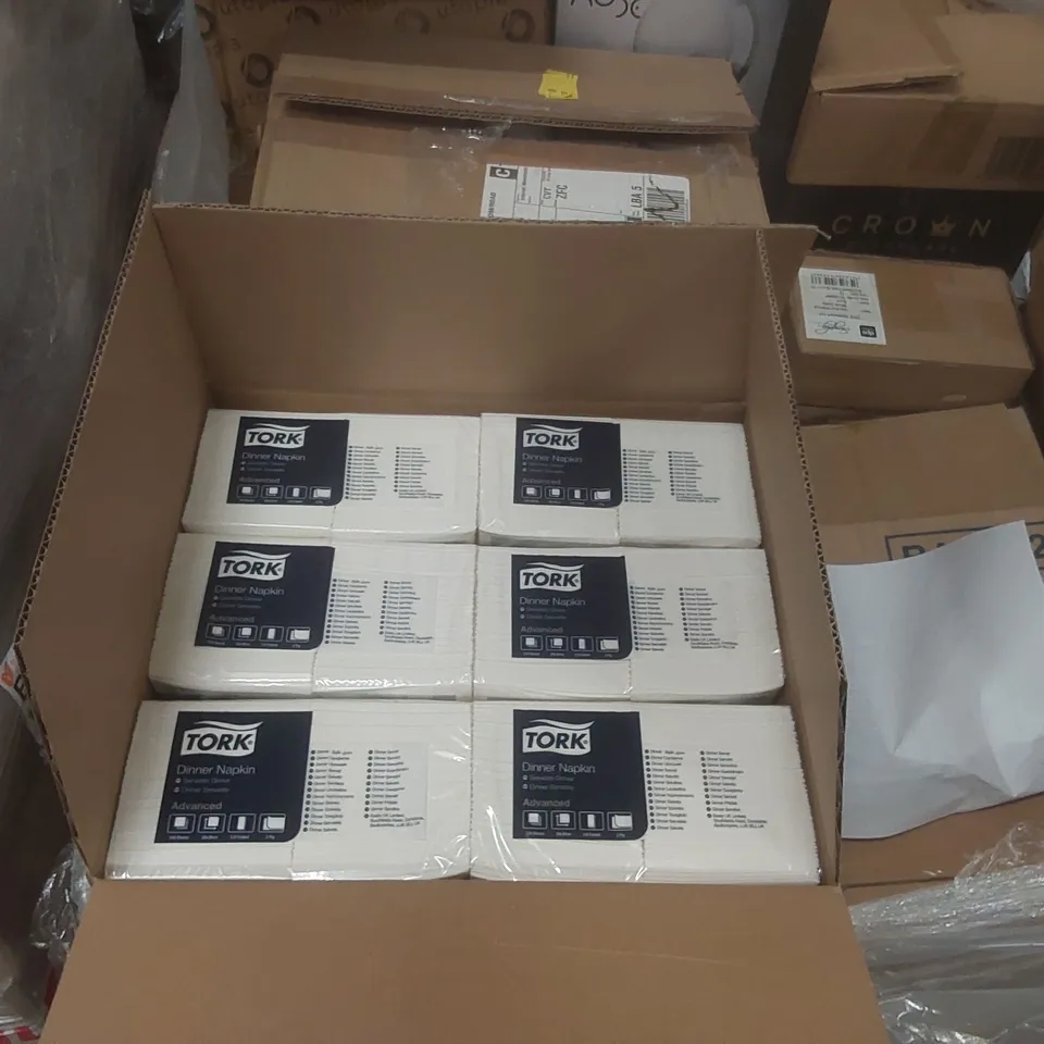 PALLET CONTAINING A VERY LARGE QUANTITY OF ASSORTED CATERING PRODUCTS INCLUDING: NUDE WINE GLASSES, UTOPIA GLASS JUGS, DISPOSABLE DISHES, TORK DINNER NAPKINS ECT