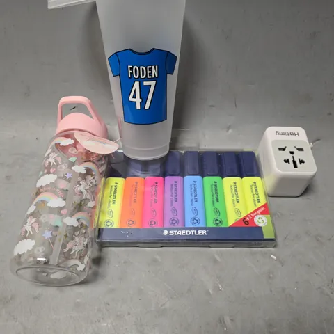APPROXIMATELY 10 ASSORTED ITEMS TO INCLUDE - STAEDTLER HIGHLIGHTER , FODEN 47 CUP, HATIMY TRAVEL PLUG ETC