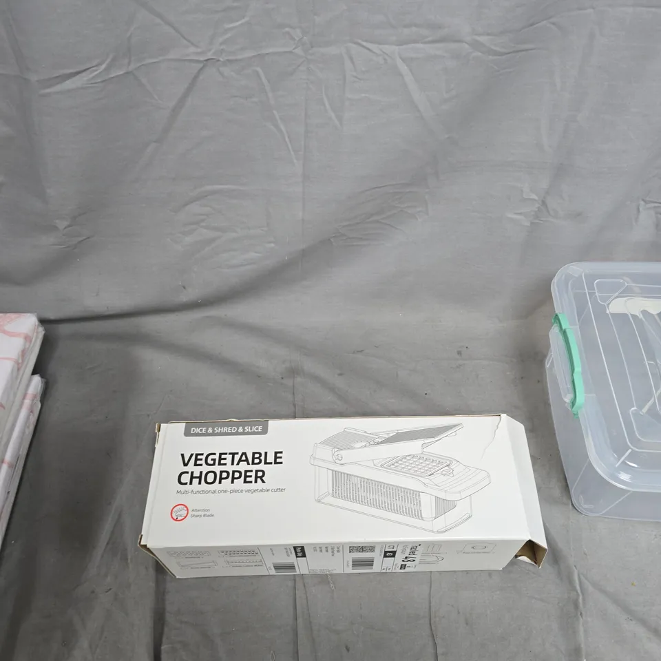 BOX OF APPROXIMATELY 20 HOUSEHOLD ITEMS INCLUDING: METAL SOCKET WITH USB, VEGETABLE CHOPPER AND LARGE PLASTIC CONTAINER