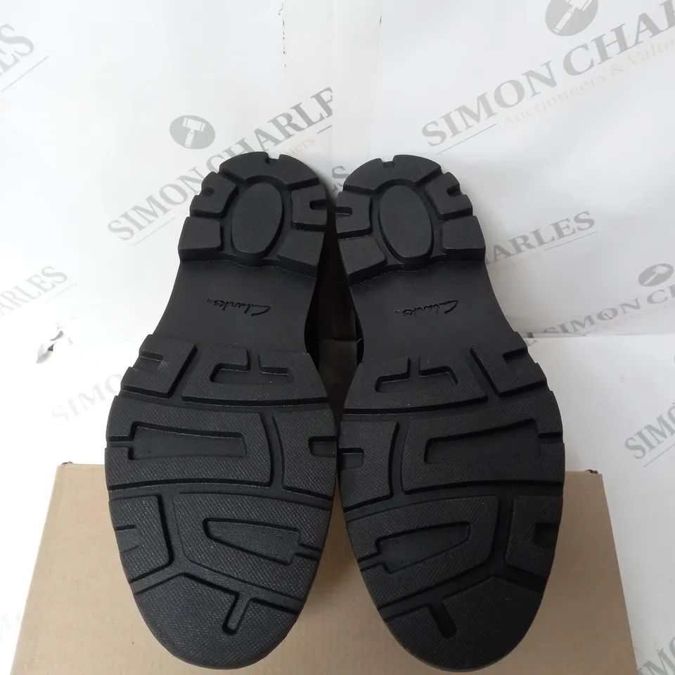 BOXED COLLECTION BY CLARKE CALLA MID LEATHER BOOT - BLACK - SIZE 6