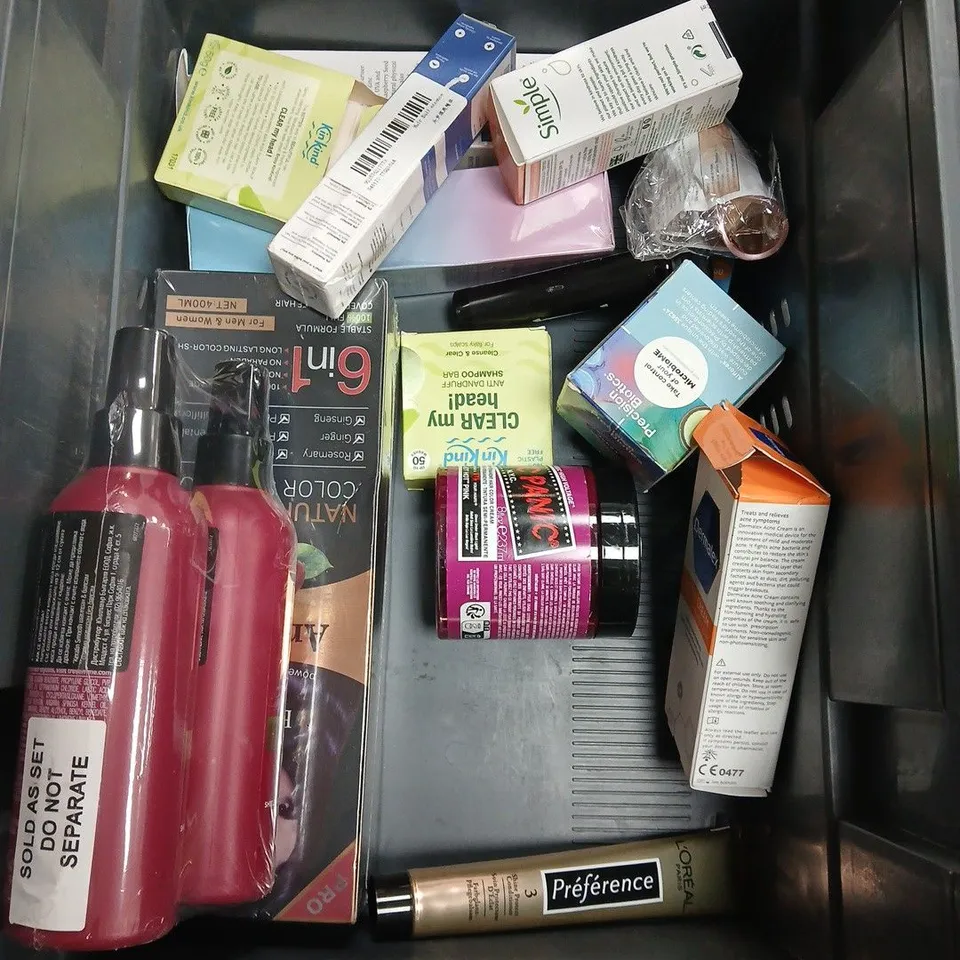 APPROXIMATEY 20 ASSORTED HEALTH AND BEAUTY PRODUCTS TO INCLUDE SIMPLE SOAP, CETAPHIL MOISTURISING CREAM AND PALMER'S COCOA BUTTER OIL