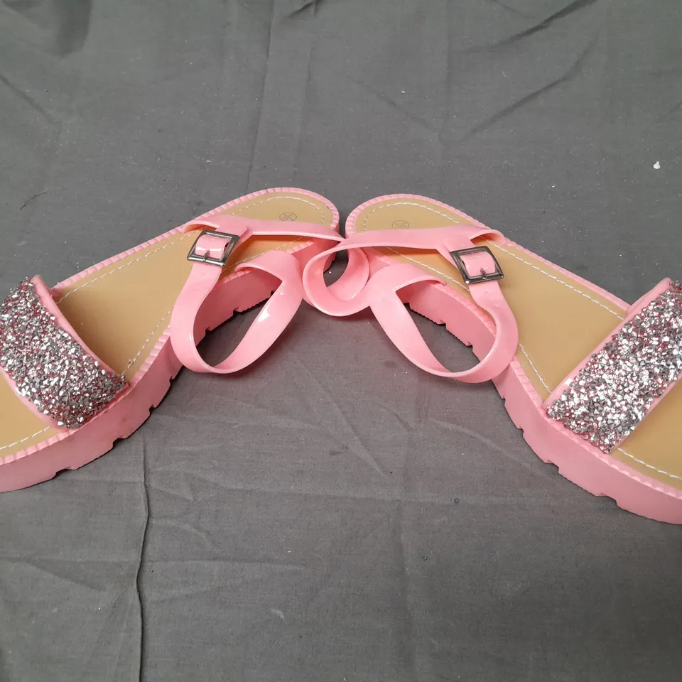 BOX OF APPROXIMATELY 15 PAIRS OF SAVANNAH OPEN TOE SANDALS IN PINK W. GLITTER EFFECT - VARIOUS SIZES