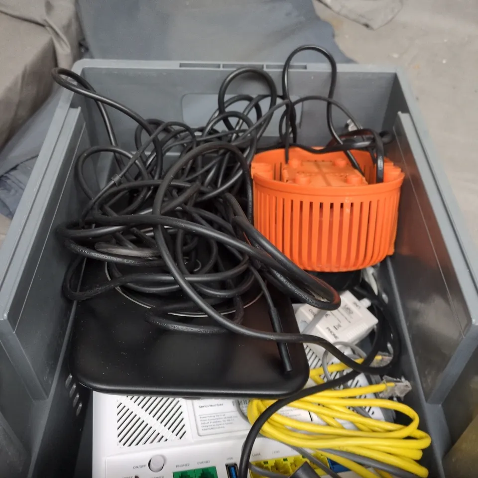 APPROXIMATELY 10 ASSORTED ELECTRICAL PRODUCTS TO INCLUDE PLUGS, BT HUBS AND HDMI CABLE