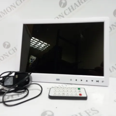 DESIGNER DIGITAL PHOTO FRAME IN WHITE