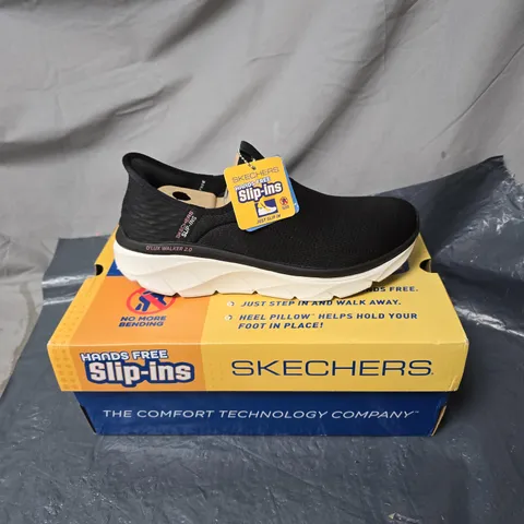 SKECHERS D’LUX WALKER 2.0 SLIP-ON SHOES – BLACK, HANDS FREE SLIP-INS (BOXED) SIZE 5