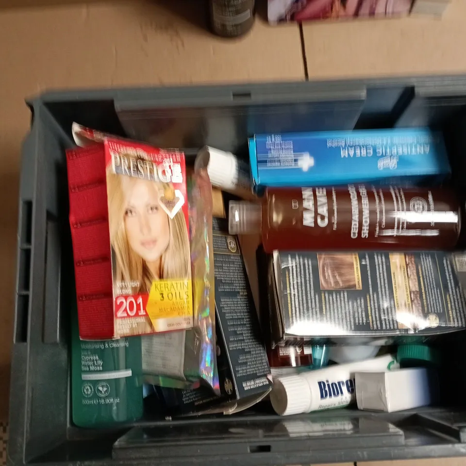 APPROXIMATEY 20 ASSORTED HEALTH AND BEAUTY PRODUCTS TO INCLUDE OLAPLEX NO7 BONDING OIL, REVOLUTION MAKEUP PALETTE, MANCAVE BLACK SPICE BODY SCRUB ETC 