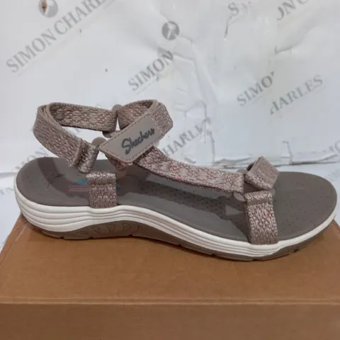 BOXED PAIR OF SKECHERS RAGGAE SANDALS IN TAUPE - SIZE UK 6