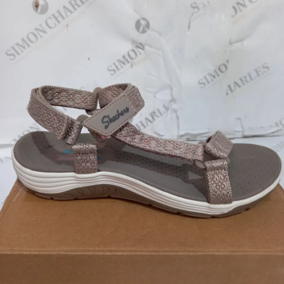 BOXED PAIR OF SKECHERS RAGGAE SANDALS IN TAUPE - SIZE UK 6