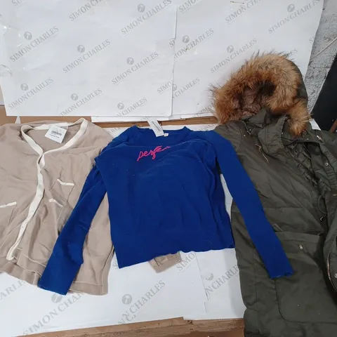 LOT OF APPROXIMATELY 20 CLOTHING PIECES OF DIFFERENT GENRES, SIZES AND COLOURS TO INCLUDE FUR TRIM KHAKI COAT, WYNE LAYERS SANDY CARDIGAN, AND PERFECTION BLUE/PINK JUMPER ETC.