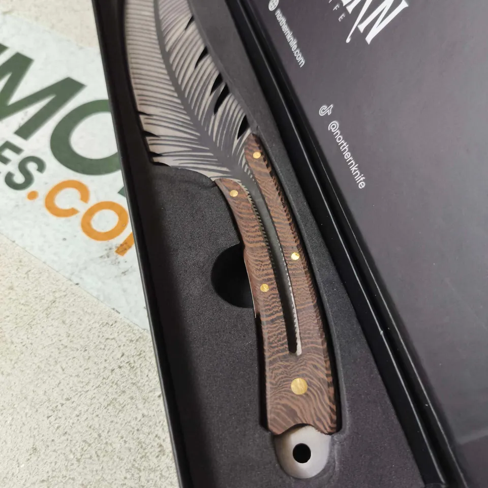 NORTHERN KNIFE WITH DAMASCUS-STYLE CURVED BLADE, WOOD HANDLE – BOXED