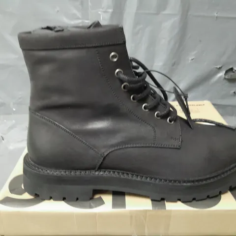 BOXED SCHUH GUS CHUNKY LEATHER LACE UP BOOT - BLACK - SIZE 9